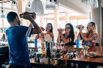 Bar (on property) at Queen Kapiolani Hotel