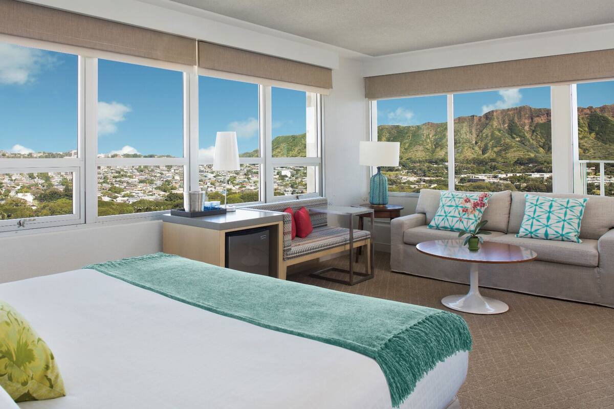 客房, 1 張特大雙人床, 陽台 (Diamond Head View) | 客房內保險箱、遮光布/窗簾、熨斗/熨衣板、無線上網