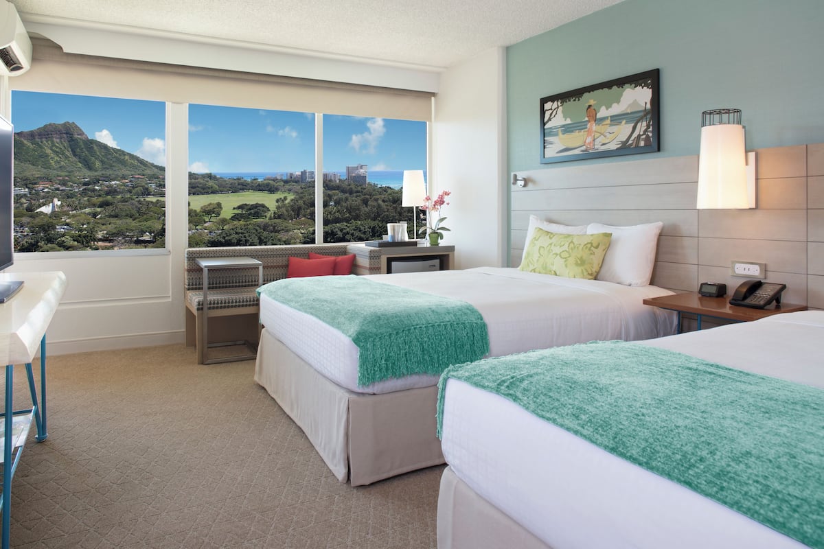 Room, Mobility Accessible, Balcony (Diamond Head View) | Hypo-allergenic bedding, in-room safe, blackout curtains