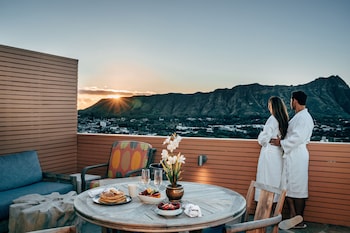 Breakfast, lunch and dinner served at Queen Kapiolani Hotel