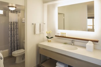 Combined shower/tub, free toiletries, hair dryer, towels at Queen Kapiolani Hotel