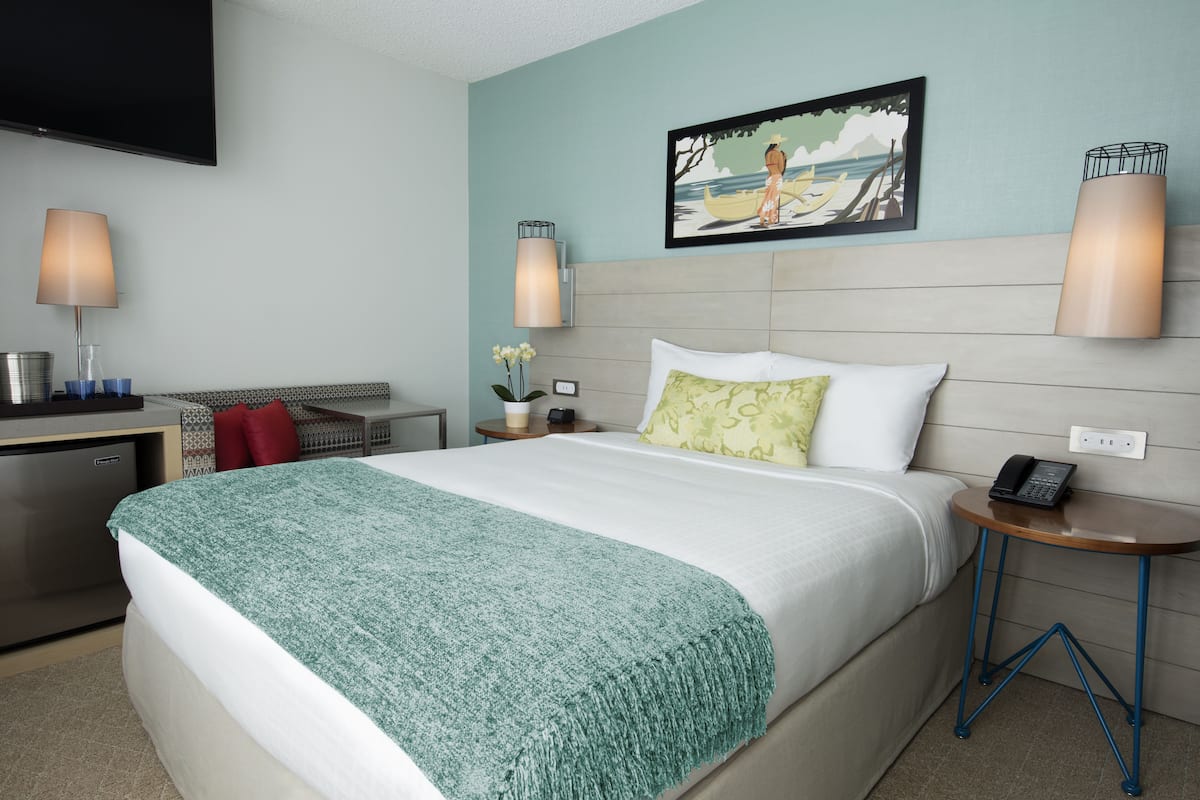 Hypo-allergenic bedding, in-room safe, blackout drapes