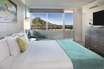 Penthouse, Balcony, Ocean View | Hypo-allergenic bedding, in-room safe, blackout drapes at Queen Kapiolani Hotel