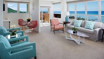 Suite – grand, 1 soverom, havutsikt (Leahi) | Oppholdsområde | En 49-tommers LCD-TV med kabel-kanaler samt TV