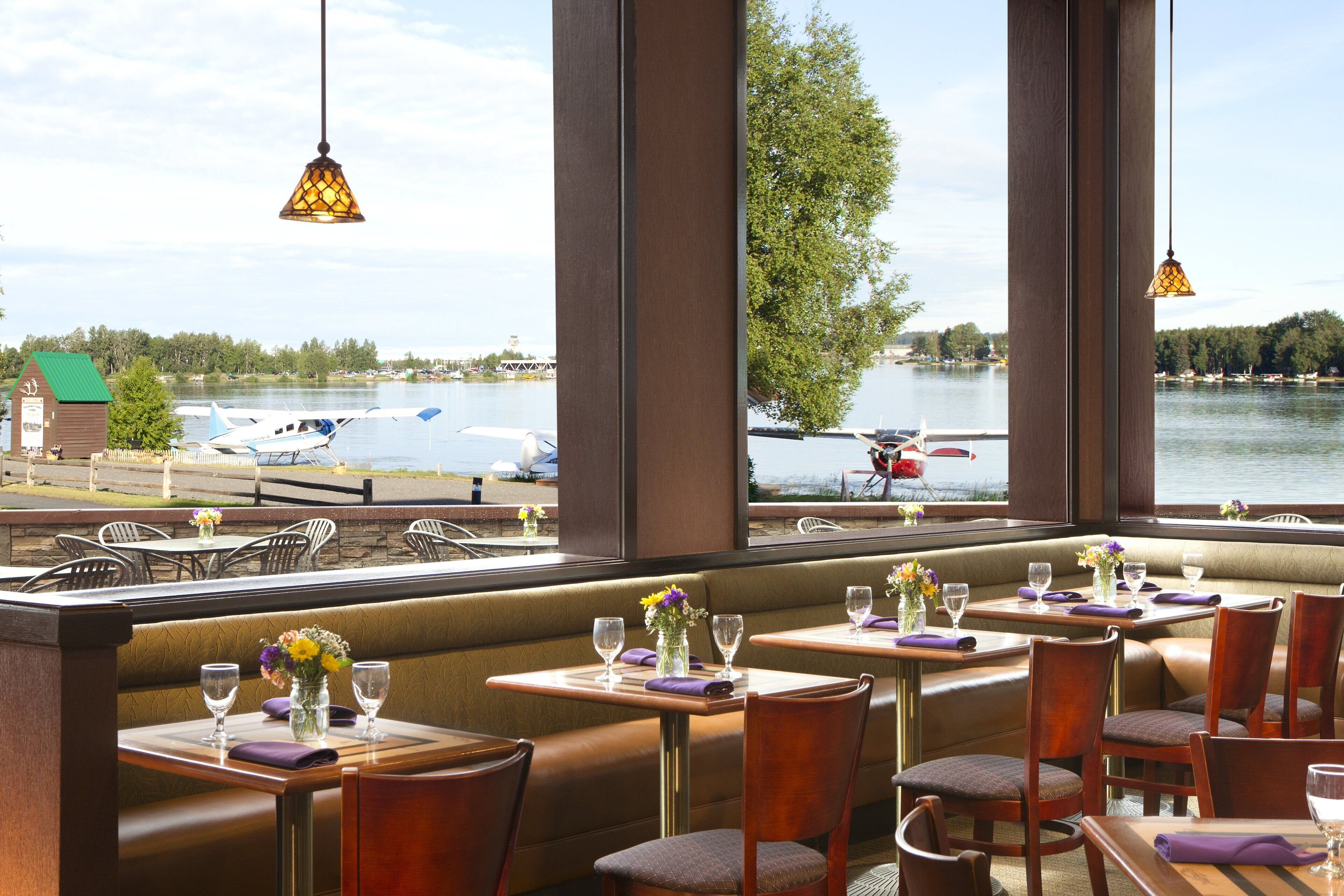 2 restaurants, lunch served