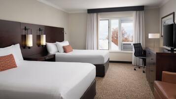 Ropa de cama hipoalergénica y caja de seguridad en la habitación