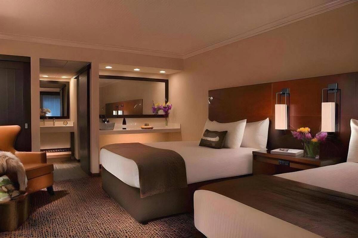 Hypo-allergenic bedding, in-room safe, desk, laptop workspace