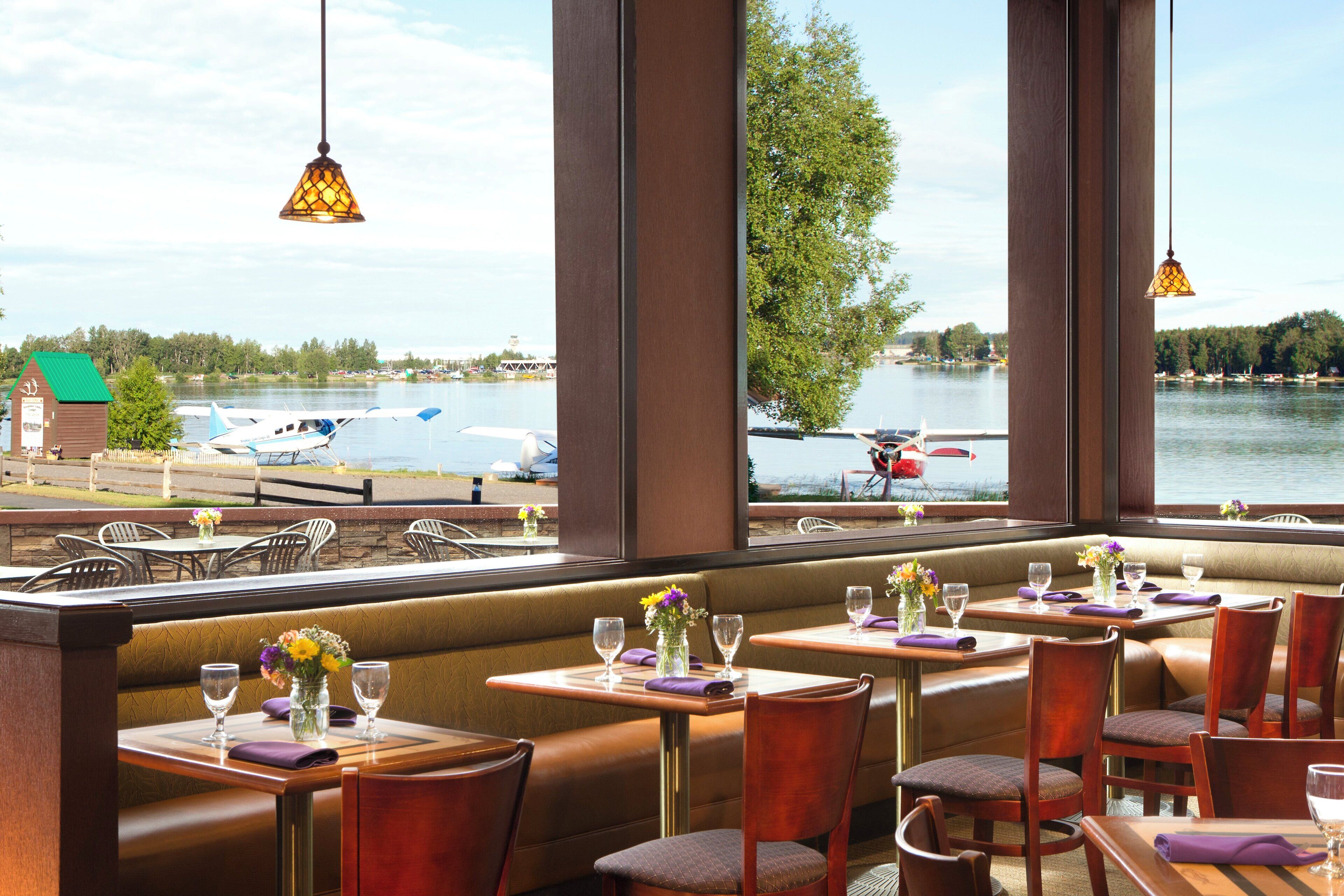 2 restaurants; lunch and dinner served
