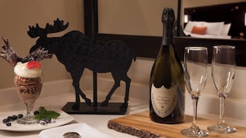 Combined shower/bathtub, free toiletries, hair dryer, towels