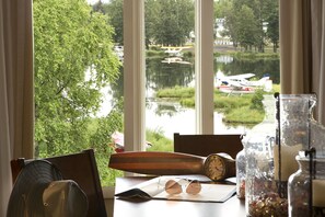 Allergiatestatut vuodevaatteet, tallelokero huoneessa, työpöytä