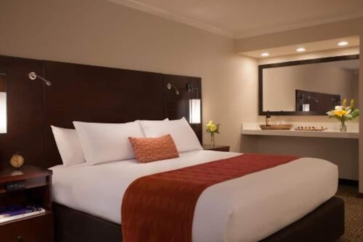 Ropa de cama hipoalergénica y caja de seguridad en la habitación