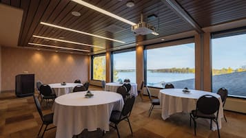 2 restaurants, lunch served