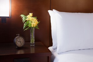 Hypo-allergenic bedding, in-room safe, desk, laptop workspace - The Lakefront Anchorage (Anchorage)