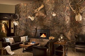 Serviert Mittagessen und Abendessen