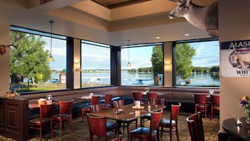 2 restaurantes, é servido almoço