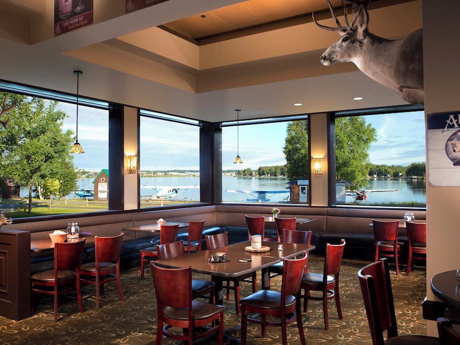 2 restaurants servant le déjeuner