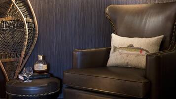 Seprai antialergi, brankas, meja kerja, dan ruang kerja ramah laptop