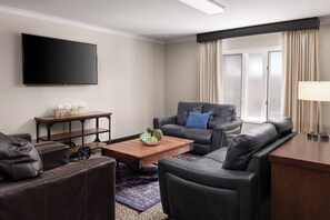 Hypo-allergenic bedding, in-room safe, desk, laptop workspace