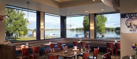 Sert le déjeuner et le dîner