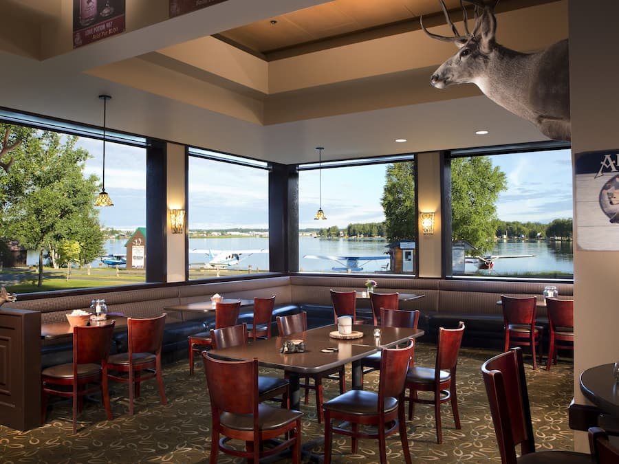 Serves lunch and dinner