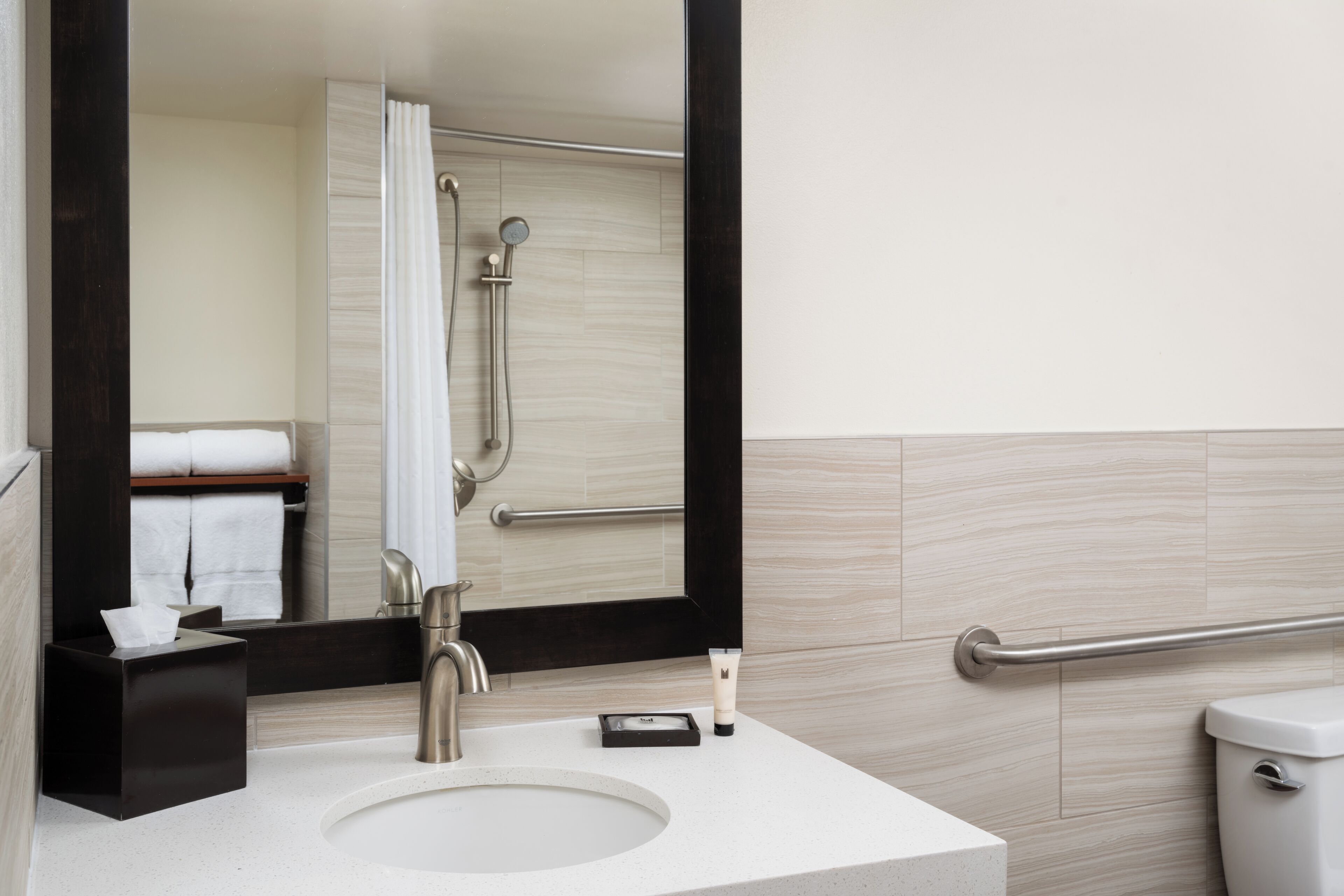 Combined shower/bathtub, free toiletries, hair dryer, towels