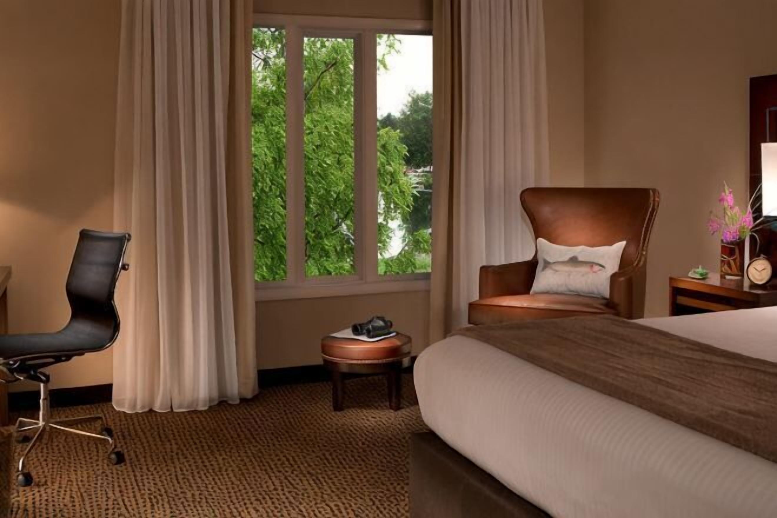 Hypo-allergenic bedding, in-room safe, desk, laptop workspace