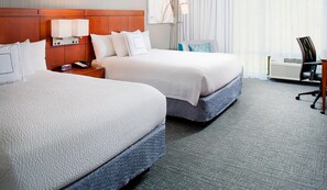 Desk, blackout drapes, iron/ironing board, free cribs/infant beds - Courtyard By Marriott Ann Arbor (Ann Arbor)