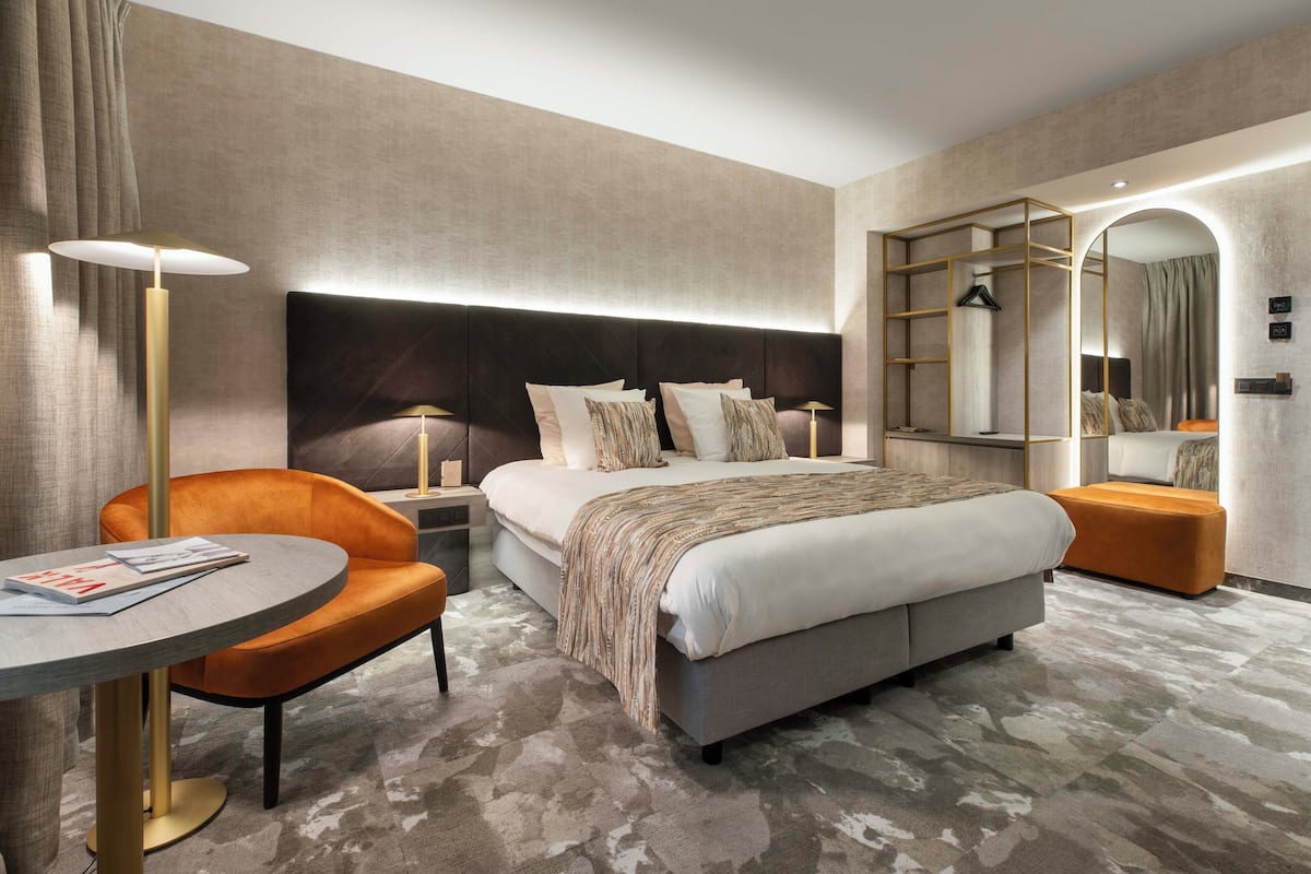 deluxe double room | 1 bedroom, minibar, in-room safe, desk