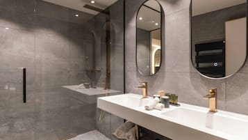 Junior tweepersoonskamer | Badkamer | Gratis toiletartikelen, een haardroger, badjassen, handdoeken