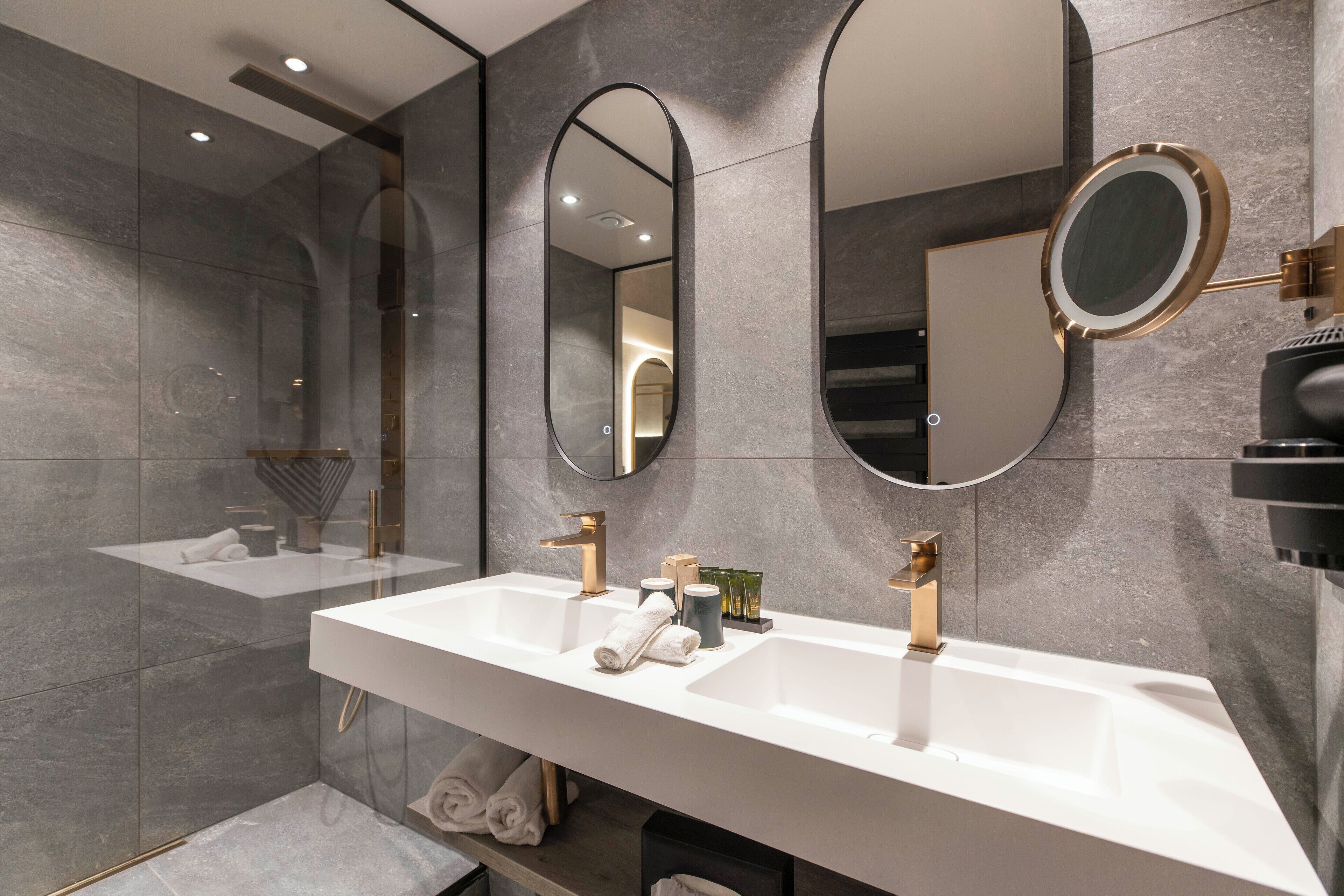 junior double room | bathroom | free toiletries, hair dryer, bathrobes, towels