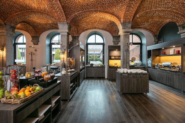 Café da manhã com buffet todos os dias (EUR 22 por pessoa) 