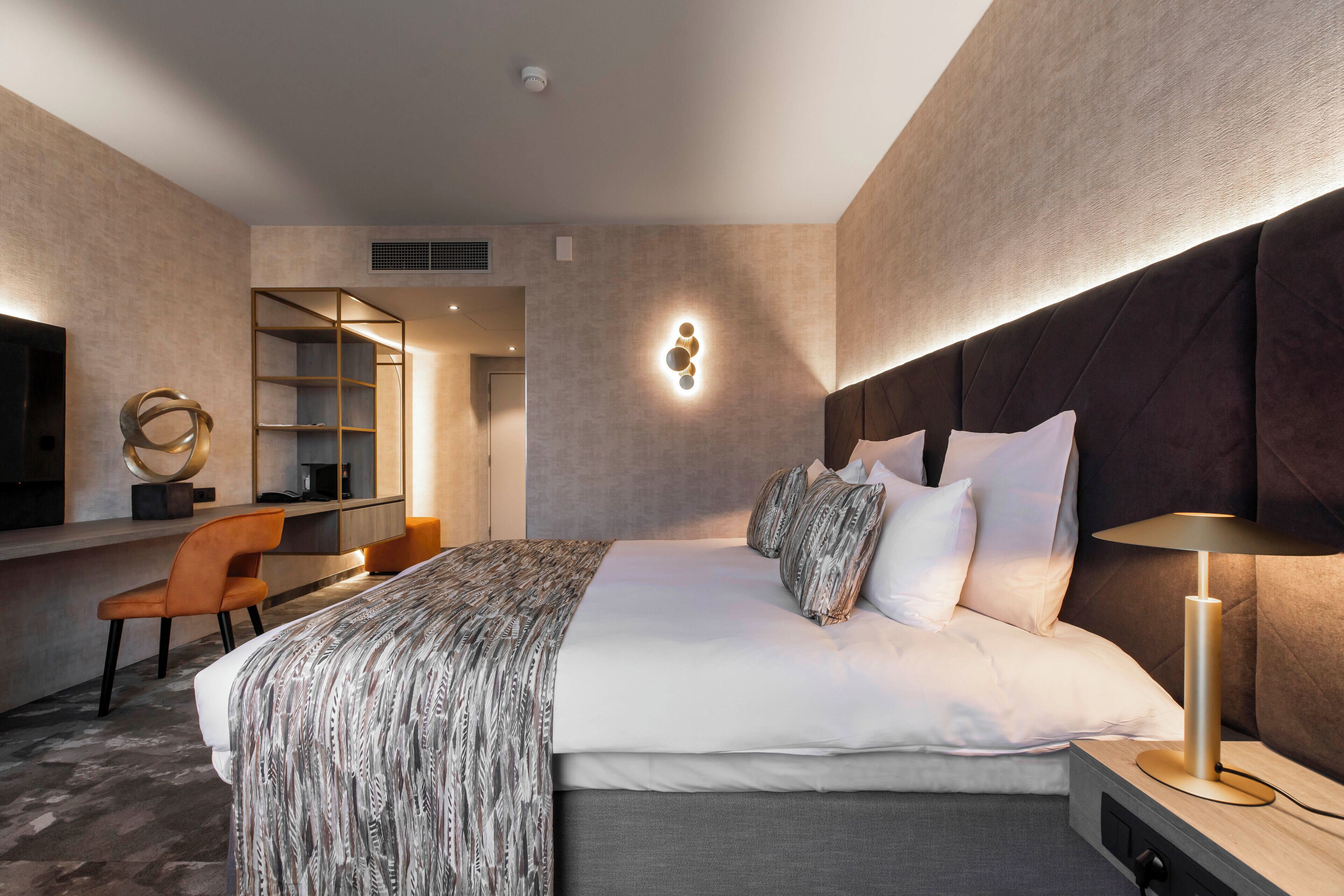 executive double room | 1 bedroom, minibar, in-room safe, desk