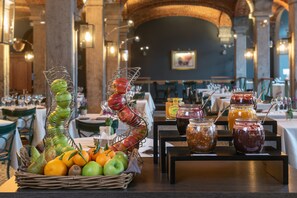 Daily buffet breakfast for a fee - Van der Valk Waterloo (Waterloo)