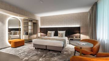 Junior tweepersoonskamer | Een minibar, een kluis op de kamer, een bureau, geluiddichte muren