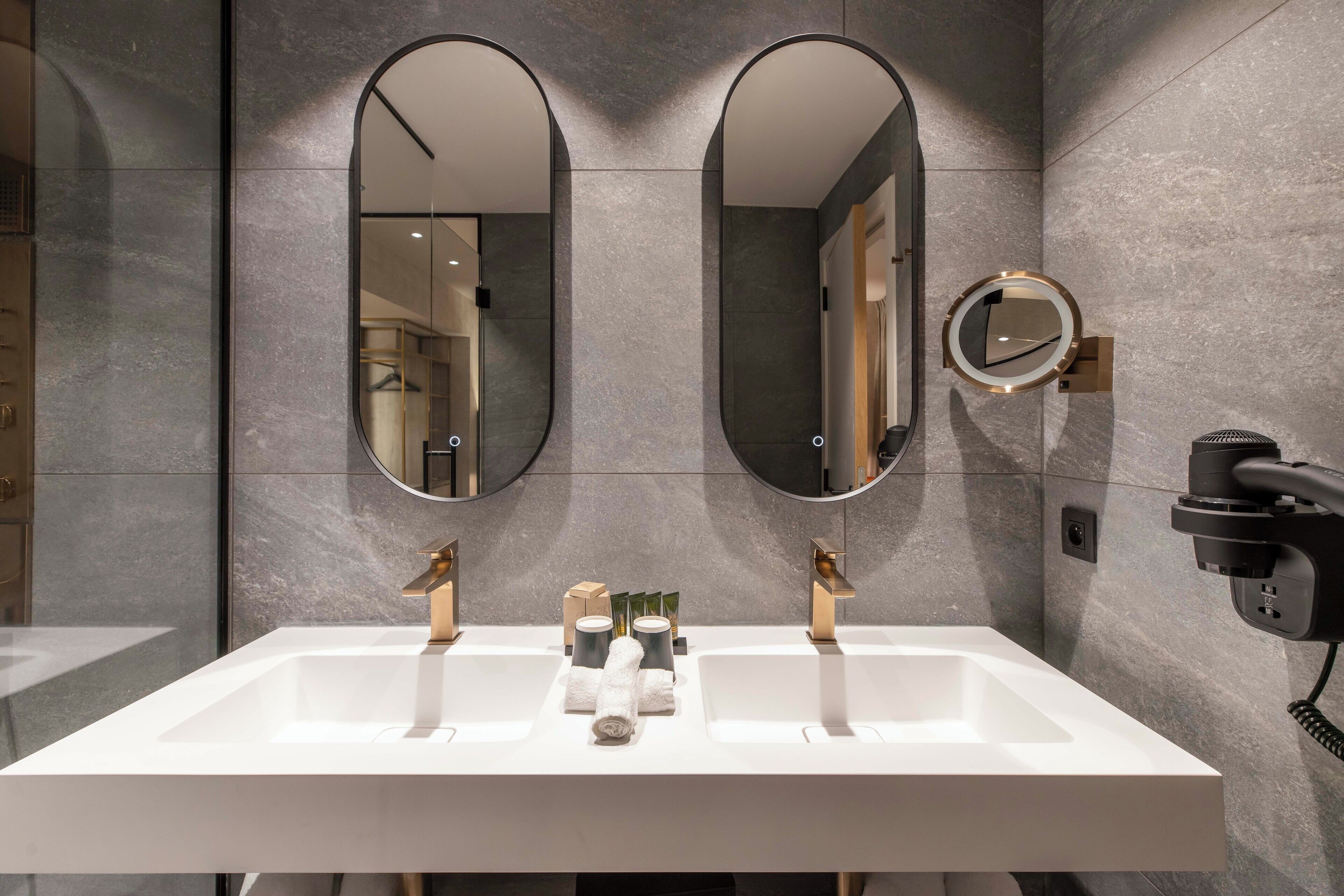 junior double room | bathroom | free toiletries, hair dryer, bathrobes, towels