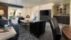 Hypo-allergenic bedding, in-room safe, desk, laptop workspace