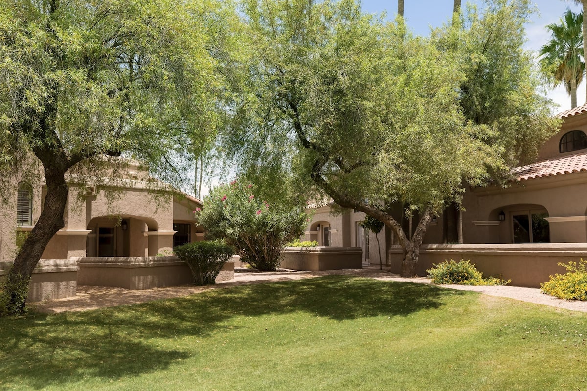 Hypo-allergenic bedding, in-room safe, desk, laptop workspace