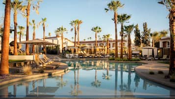 6 piscines extérieures, piscine chauffée, tentes de plage