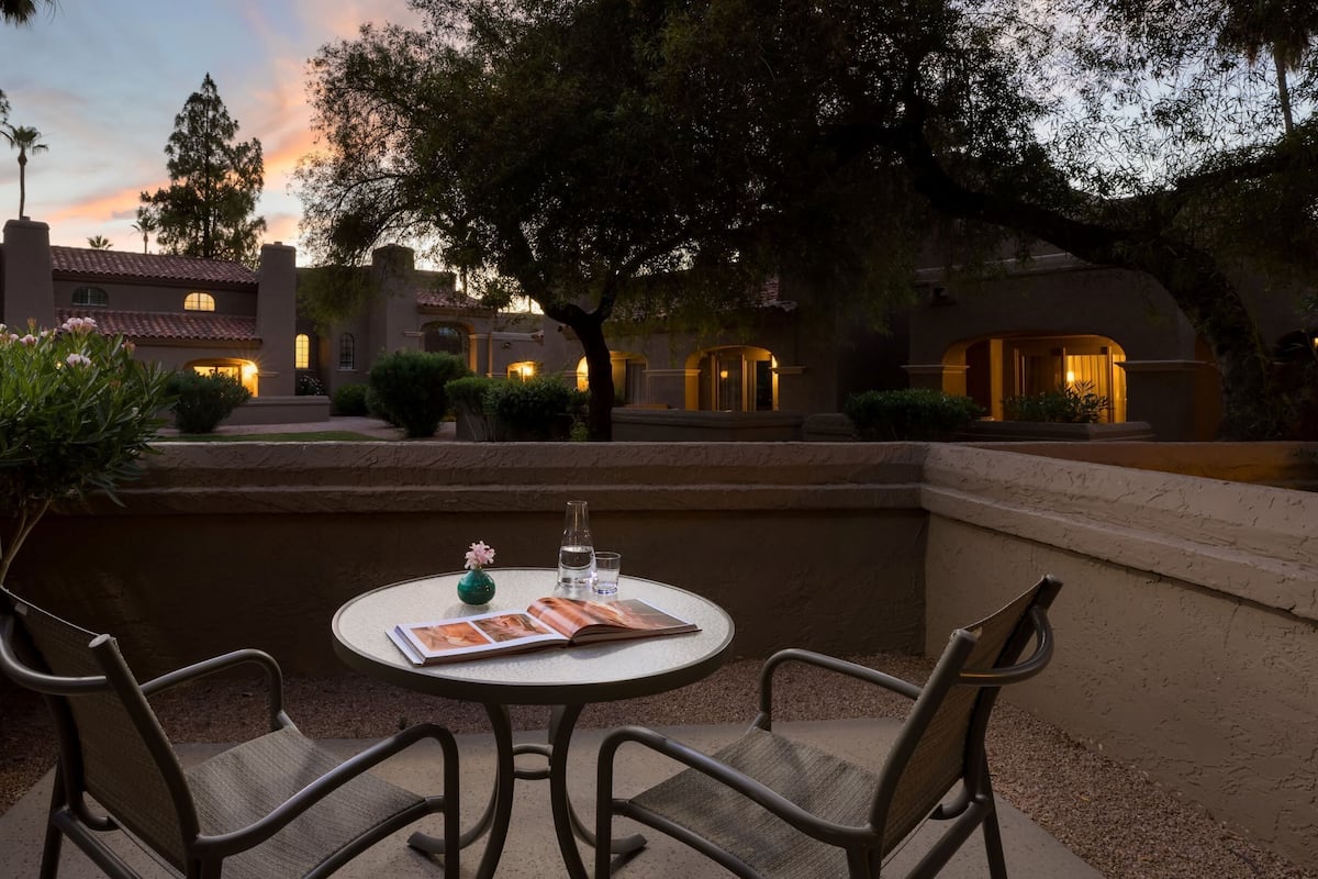 Hypo-allergenic bedding, in-room safe, desk, laptop workspace