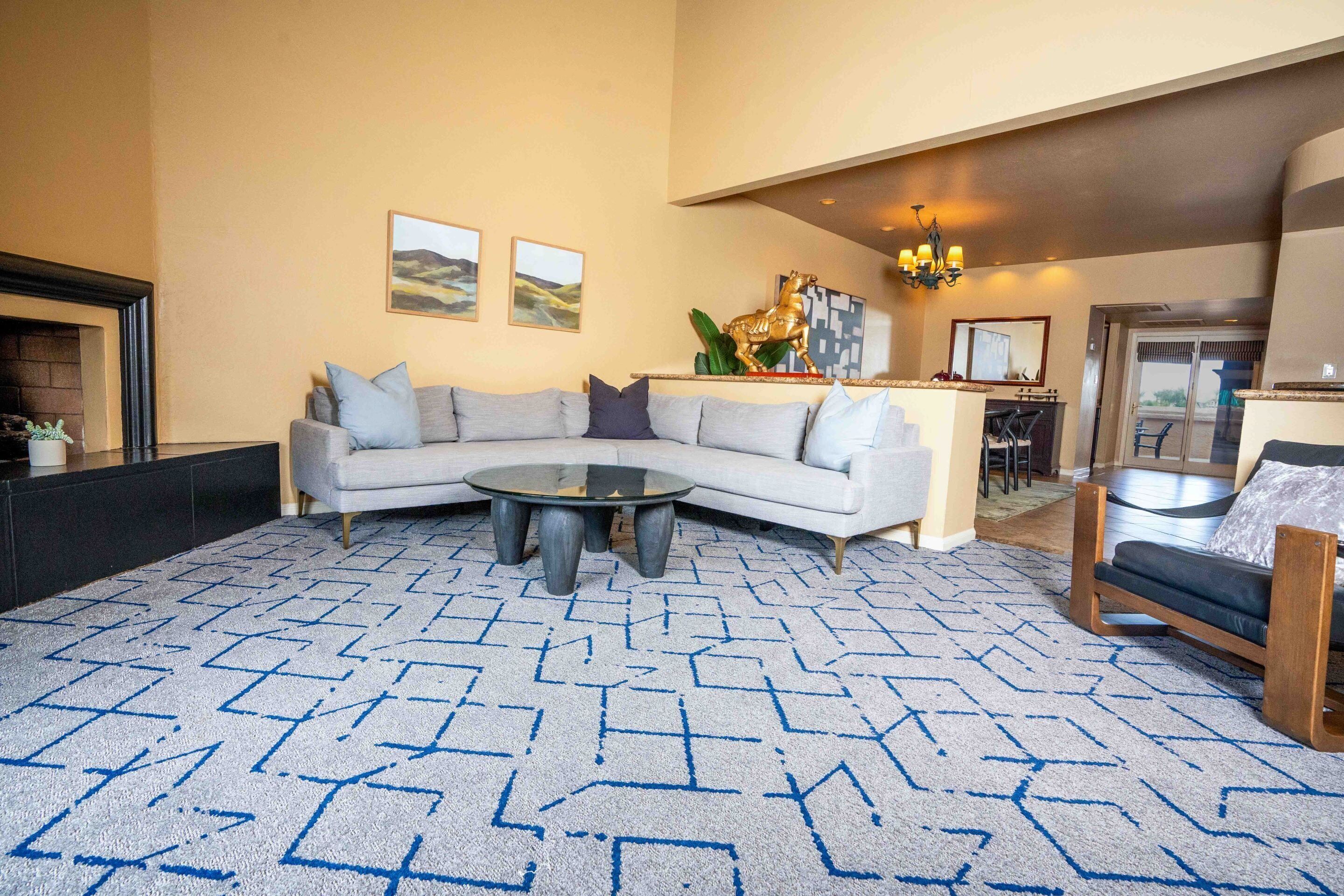 Zimmer (Mcdowell Residence) | Allergikerbettwaren, Zimmersafe, Schreibtisch