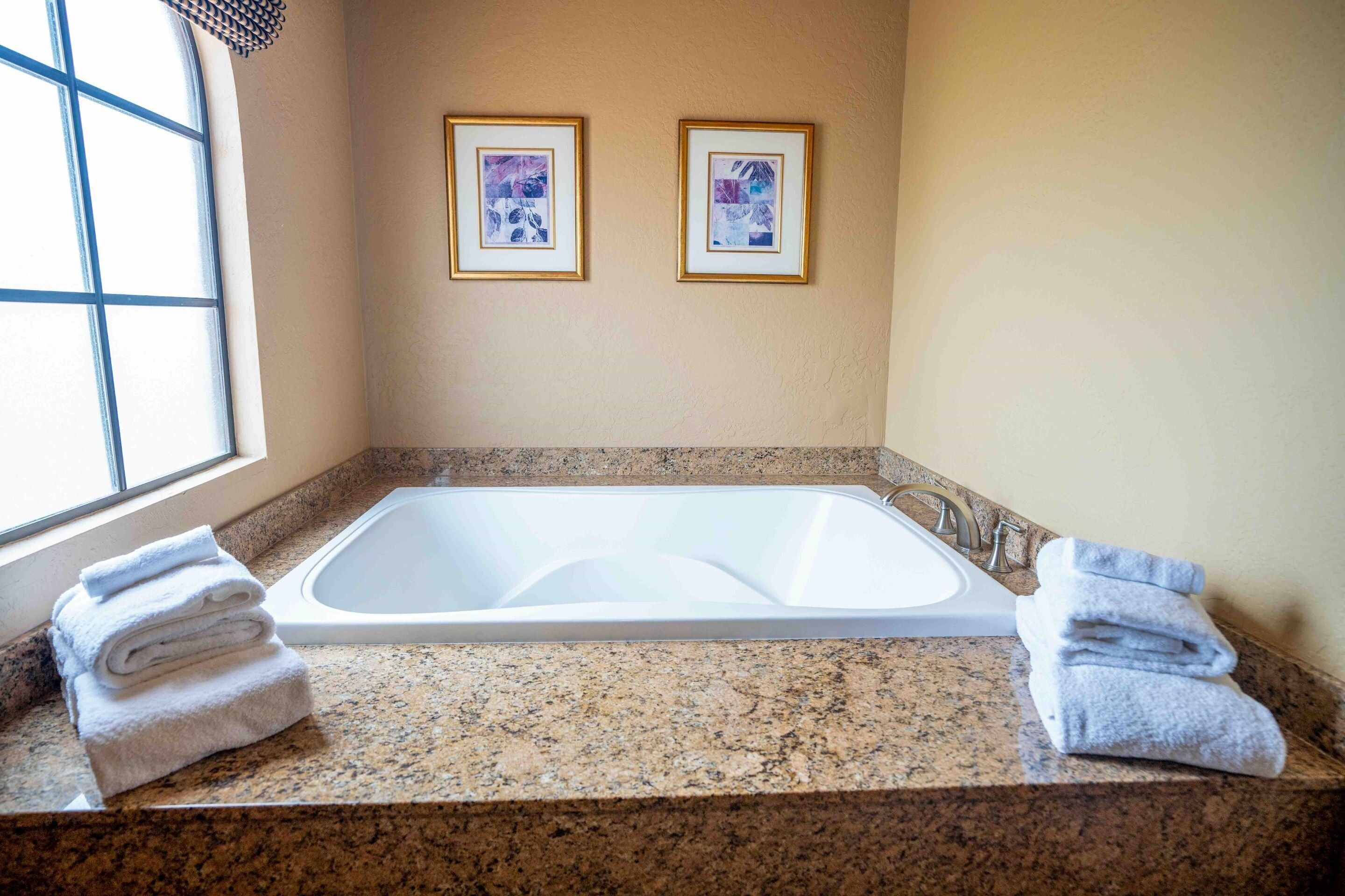 客房 (Mcdowell Residence) | 意大利 Frette 床单、高档床上用品、加厚床垫、客房内保险箱