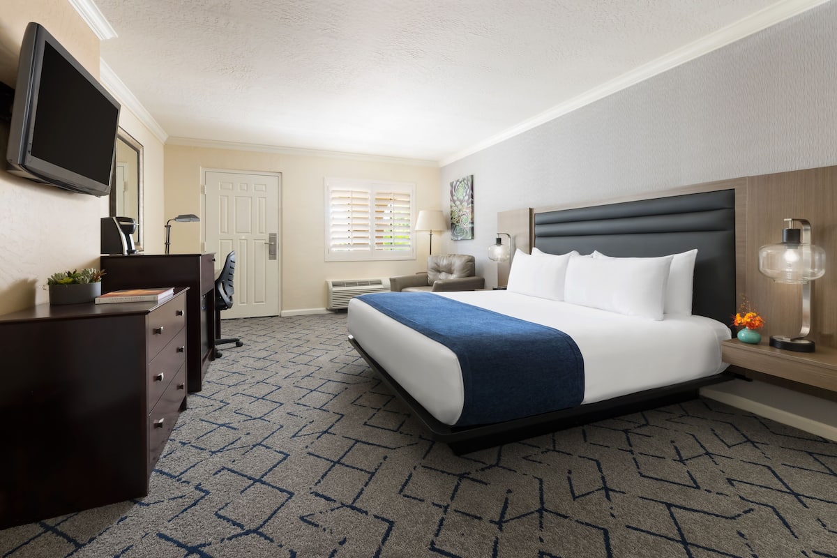 1 bedroom, hypo-allergenic bedding, in-room safe, desk