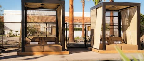 6 piscines extérieures, piscine chauffée, tentes de plage