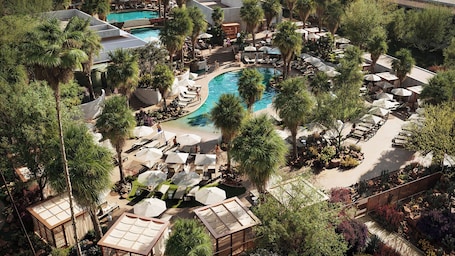 2 piscinas al aire libre, una piscina climatizada