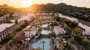 6 Außenpools, beheizter Pool, Cabañas (gegen Gebühr), Sonnenschirme