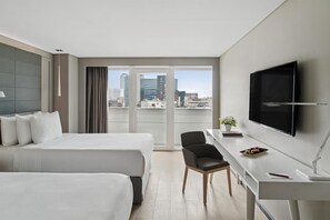 Habitación Premium, Terraza (2 Double Beds) | Ropa de cama de alta calidad y minibar 
