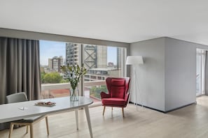 Svit - terrass (View) | 1 sovrum, sängtillbehör av högsta kvalitet och minibar