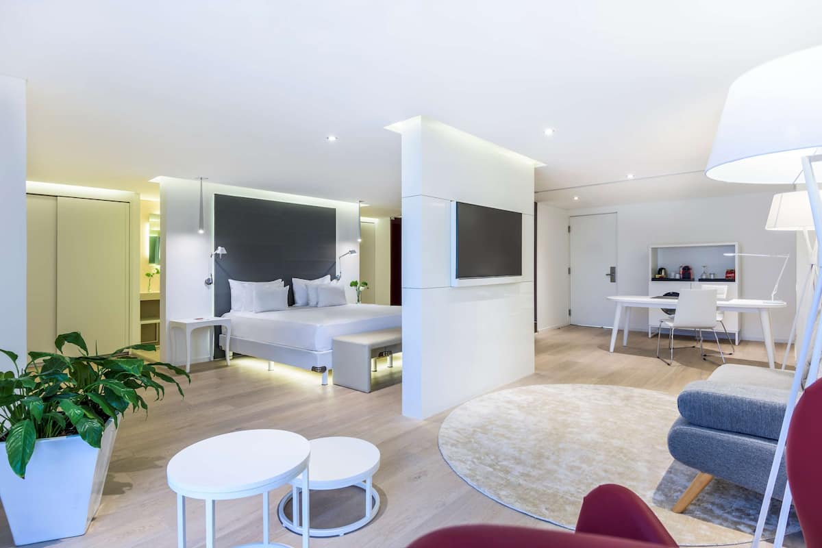 Premium bedding, minibar, in-room safe, desk