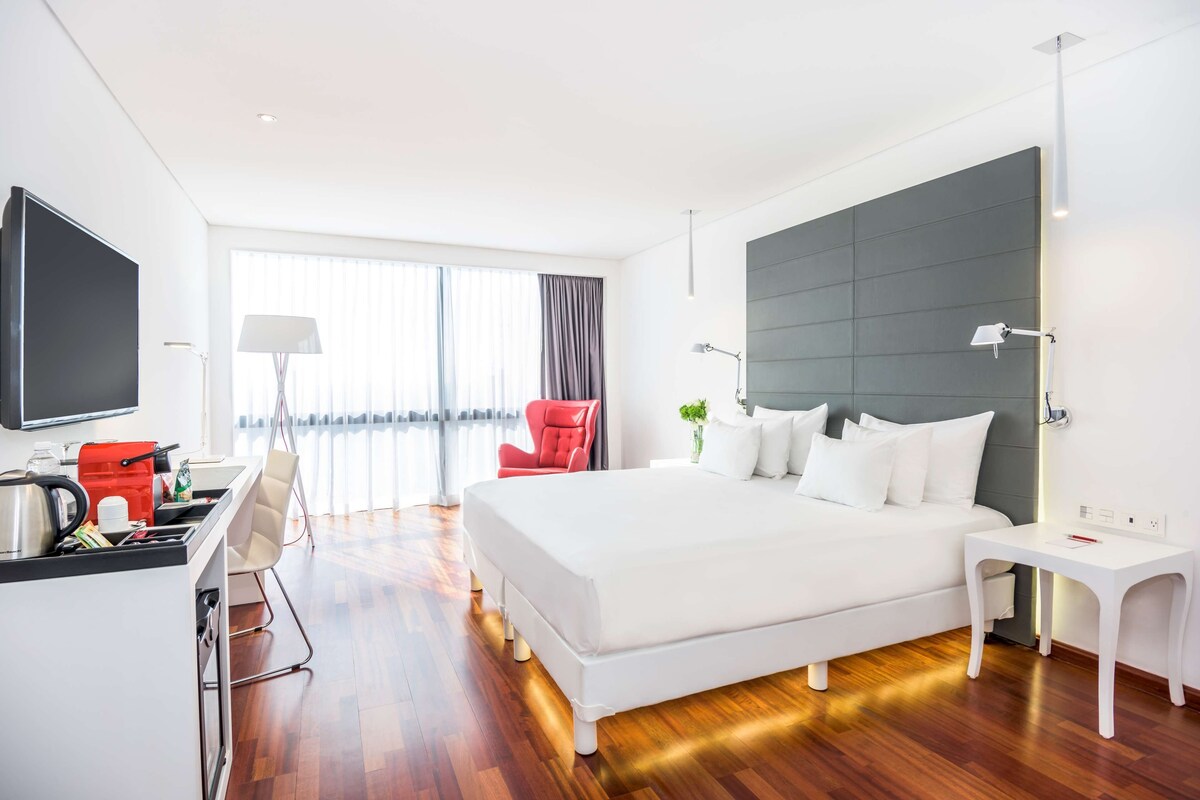Premium bedding, minibar, in-room safe, desk