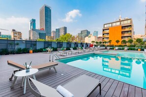 Una piscina al aire libre